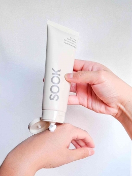 Salah satu contoh produk perawatan kulit yang mengandung bahan alami yang dapat membuat kulit sehat dan tampak cantik. (dok. Sook & Co)
