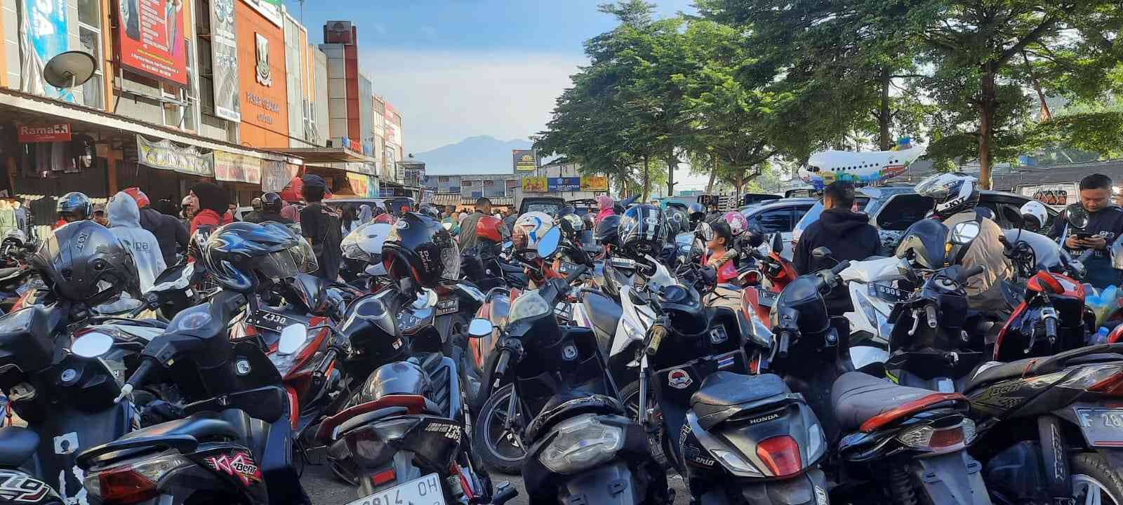 Suasana parkiran di depan pasar Cibadak (dokpri)