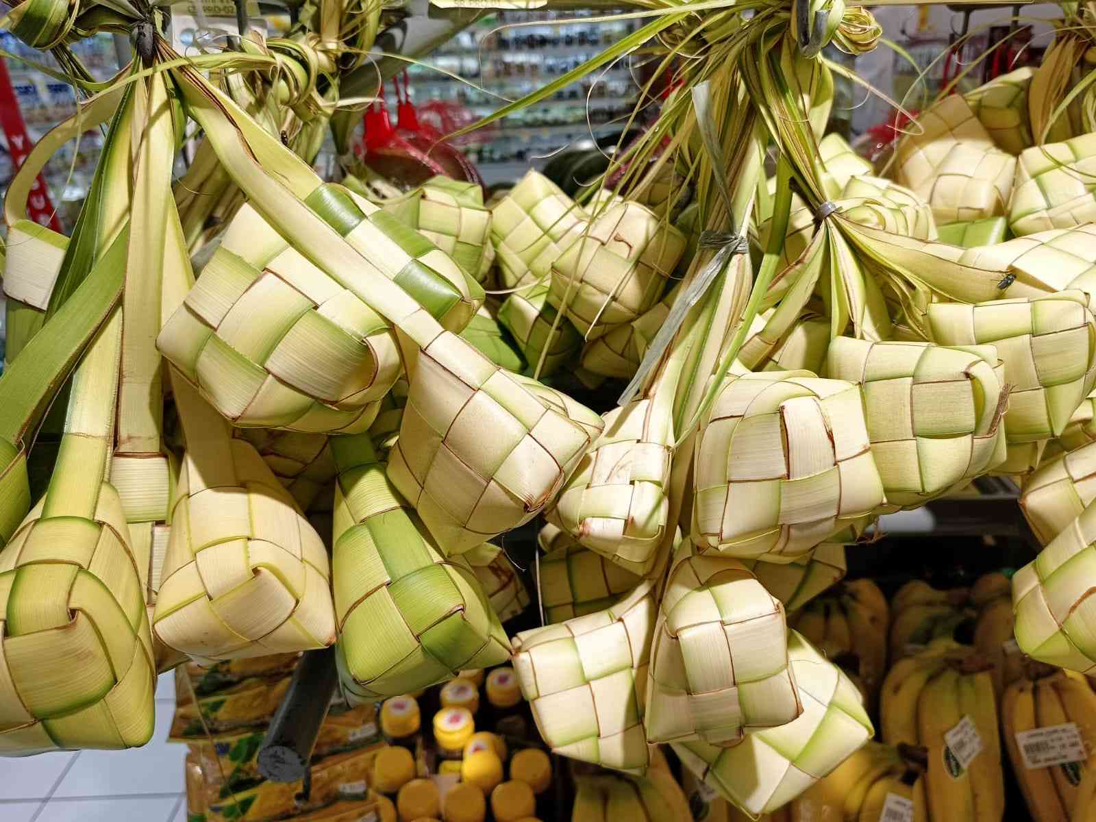 Ketupat di hari raya, sumber gambar: Aris Heru Utomo