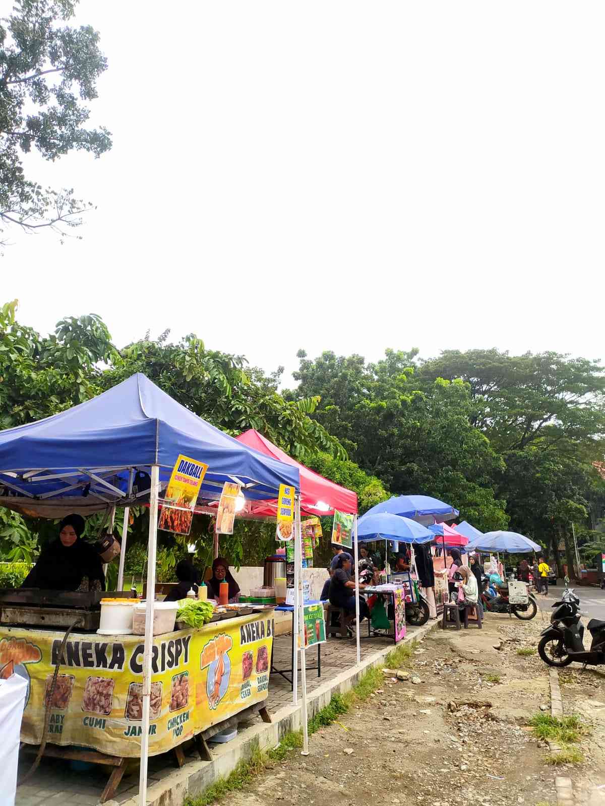 Berbagai macam jajanan produk UMKM di Bazaar Ramadan