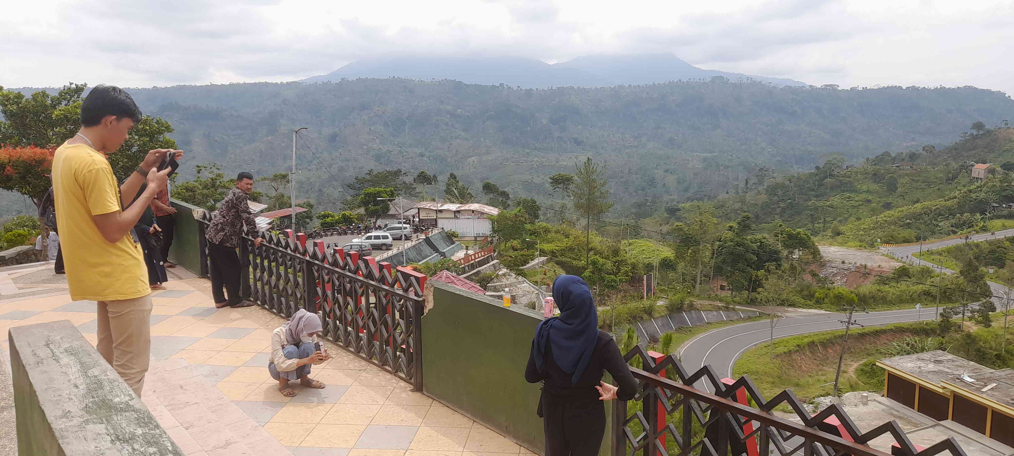 Dari atas Bumi Sekala Bekhak, pengunjung dapat mengabadikan setiap momen yang diinginkannya (dok foto: Greg Nafanu)