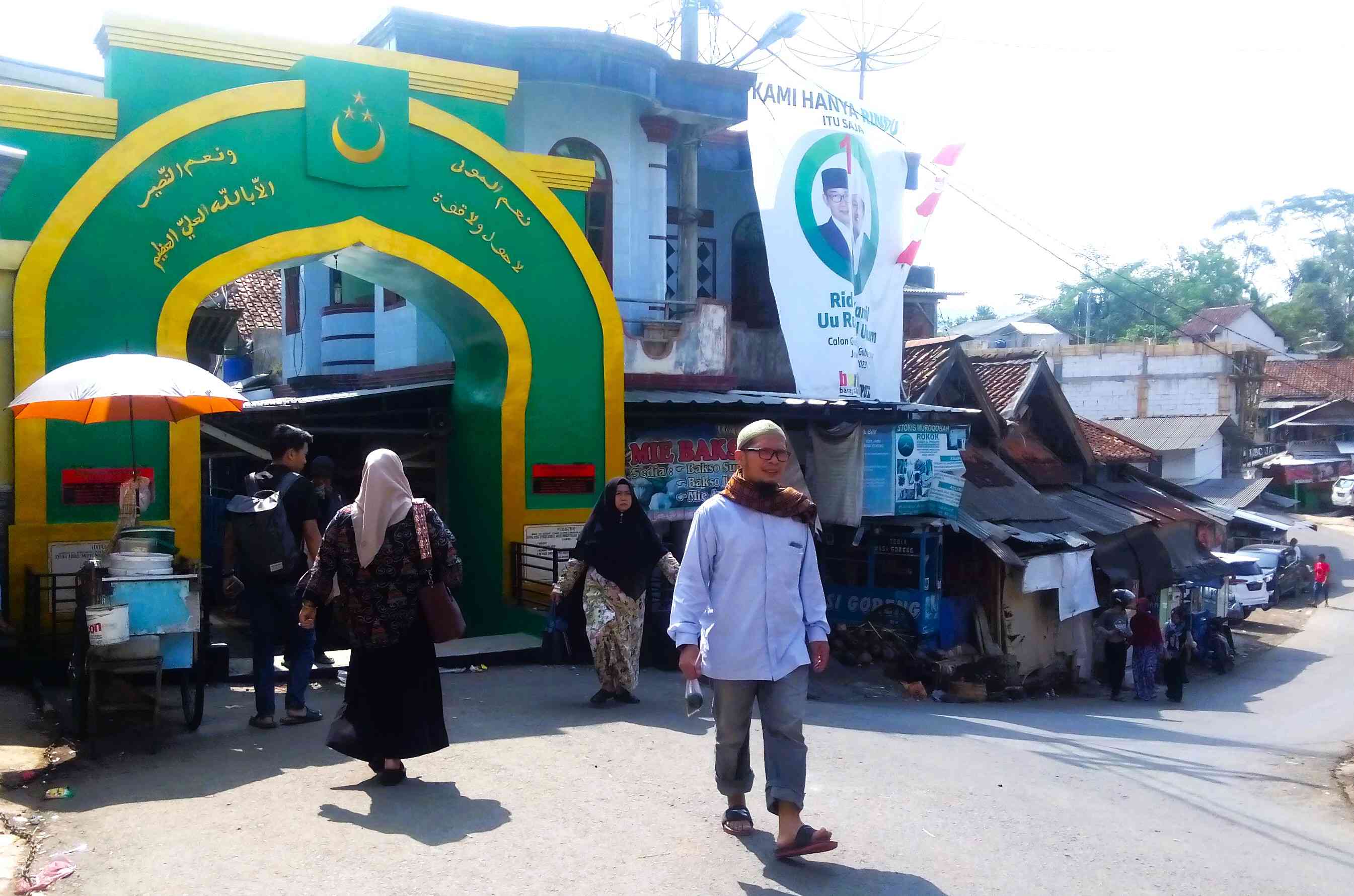 Para peziarah yang hendak berziarah ke makam Syekh Abdul Muhyi dan Goa Pamijahan (Dokumentasi pribadi)