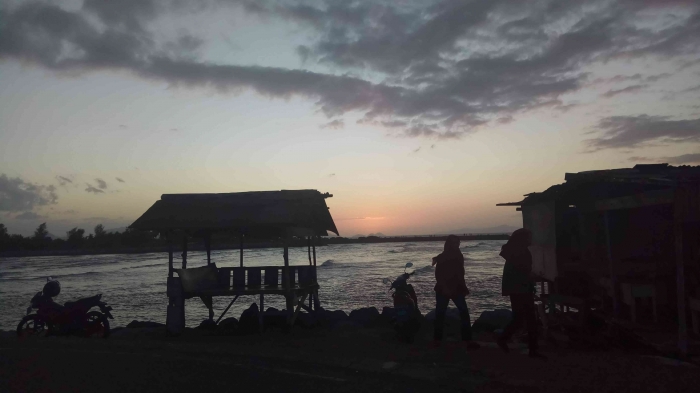 Ilustrasi: menikmati sunset di Alue Naga. Photo: dok pribadi