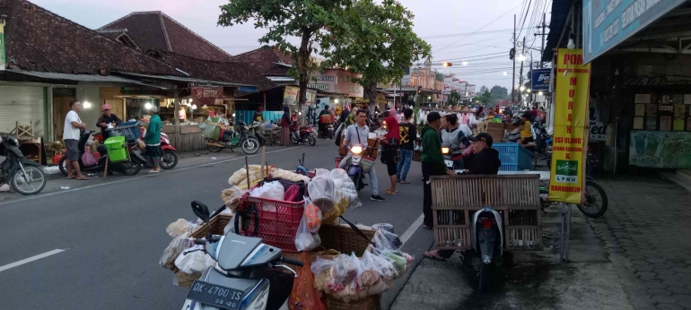 Pasar subuh Desa Bangorejo pusat perekonomian Masyarakat /dok. pri