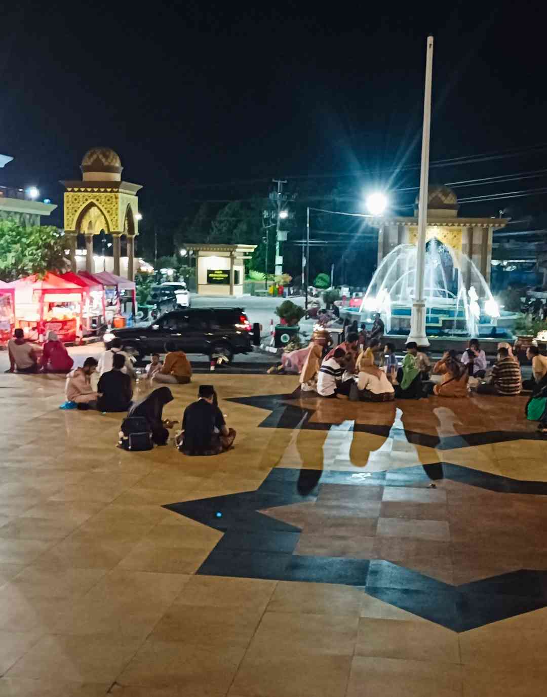 Di halaman masjid Al Aqsa, wisata religi alur mudik via Klaten yang megah dan ramah (dokpri)