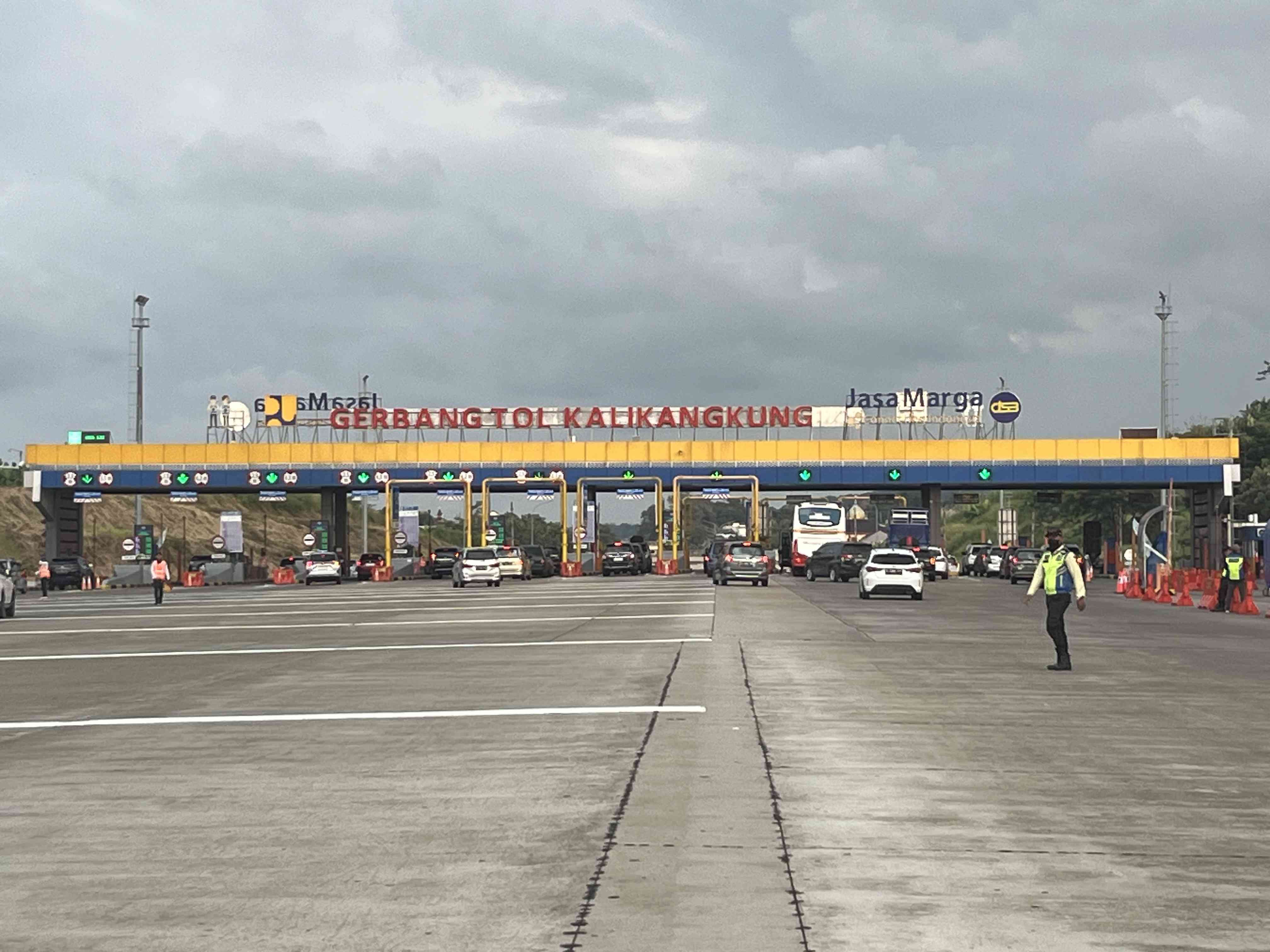 Dolumen pribadi: Situasi di Gerbang Tol Kalikangkung KM 413 pada Senin, 08 April 2024, pukul 16.30 WIB. Tampak sepi.