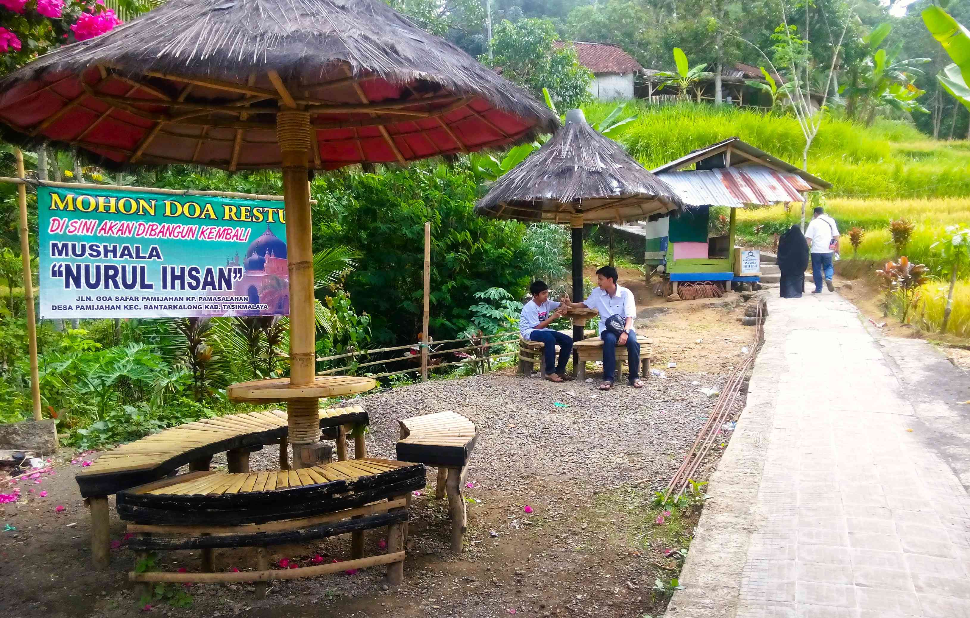 Salah satu ruas jalan menuju Goa Pamijahan (Dokumentasi pribadi)