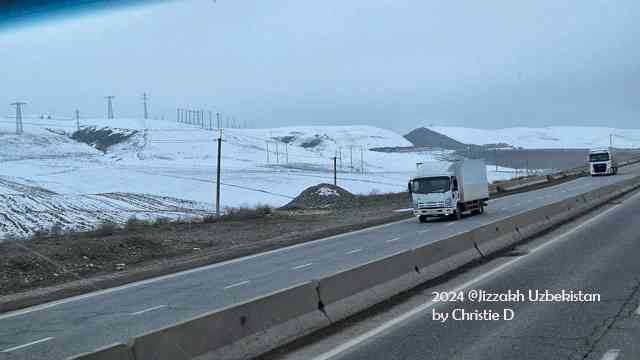 Pegunungan Jizzakh yang tertutup salju di awal musim semi Uzbekistan. (Dokumentasi pribadi)