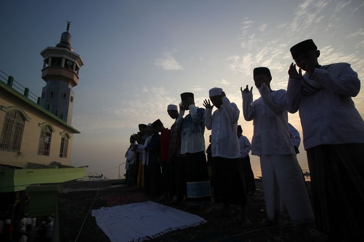 Ilustrasi: Warga di Kampung Nelayan Nambangan menunaikan Shalat Idul Fitri 1440 H di Masjid Al Mabrur Nambangan, Surabaya, Jawa Timur, Rabu (5/6/2019). (ANTARA FOTO/MOCH ASIM via kompas.com) 