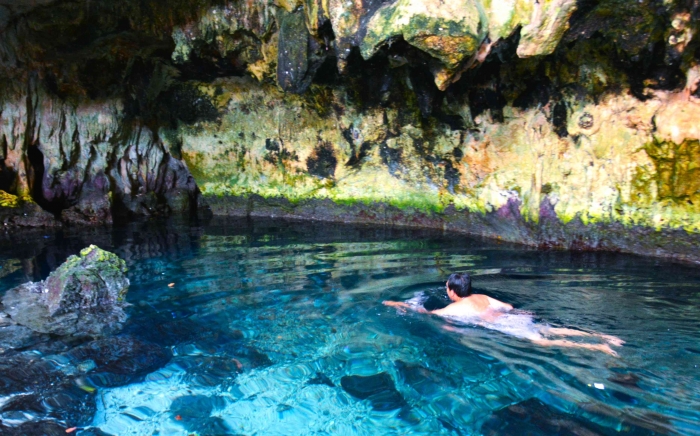 Menikmati sensasi air telaga yang tenang dan jernih (Dokumentasi pribadi)