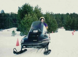 Aku dengan motor salju berkeliling naik turun di Pegunungan Lake Tahoe, California Utara, Amerika Serikat. (Dokumentasi pribadi)