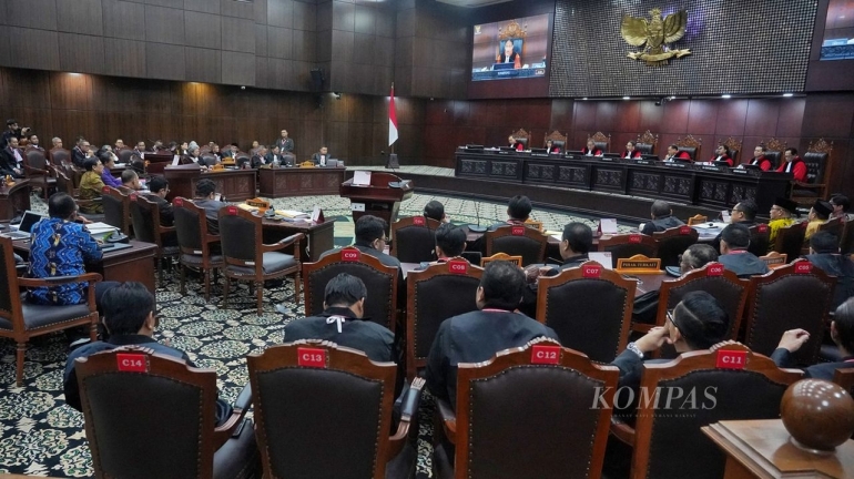 Suasana saat digelar sidang perselisihan hasil pemilihan umum dengan menghadirkan saksi Dewan Kehormatan Penyelenggara Pemilu di Mahkamah Konstitusi, Jakarta, Jumat (5/4/2024). (KOMPAS/RONY ARIYANTO NUGROHO)