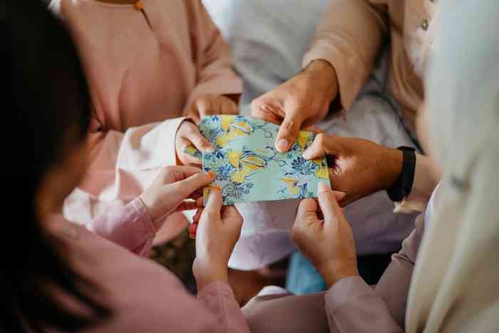 Salam tempel lebaran|dok. iStock, dimuat detik.com