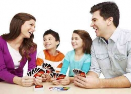 Ilustrasi keluarga saat bermain codenames game - sumber gambar: lifstyle.okezone.com