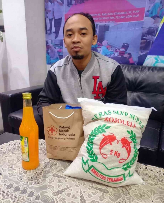 Bingkisan dan sembako dari PMI Tangsel program spesial Ramadhan (foto: dokumentasi pribadi)