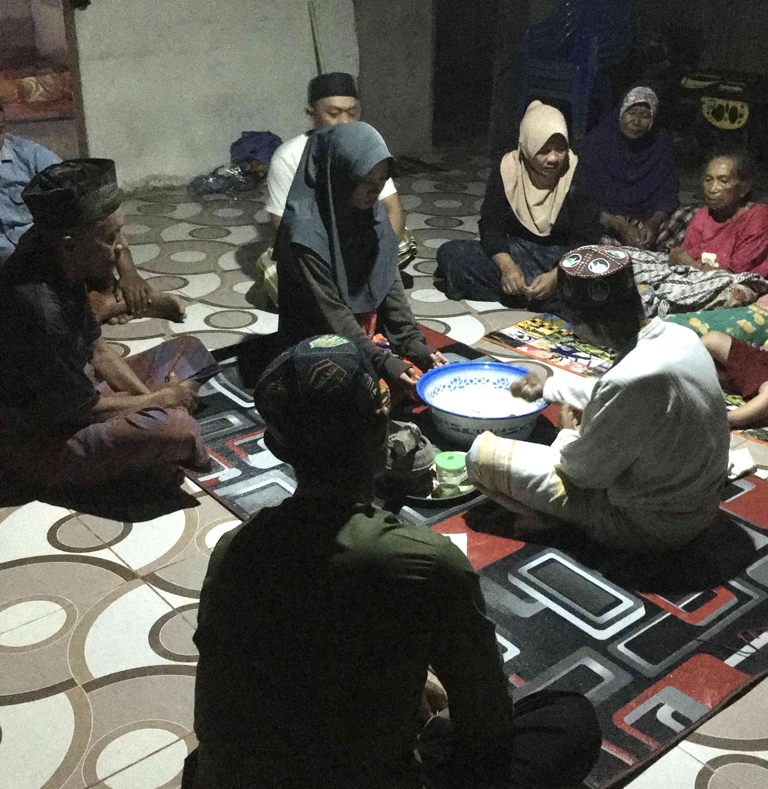 Proses pembayaran zakat fitrah di Desa Batu Jaya 