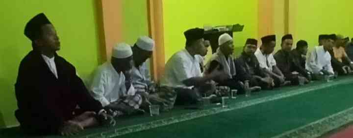 Afredison gelar silaturahmi dan sahur bersama dengan keluarga besar Madrasatul 'Ulum di Lubuk Pua. (foto dokpri)