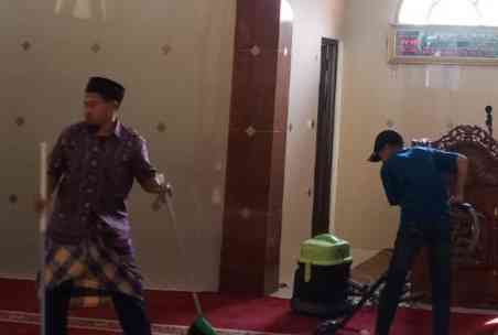 Ade (Mang Ade), kiri, marbut masjid sedang membersihkan masjid beberapa waktu yang lalu (Foto: Dok. Pribadi)