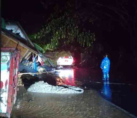 Sebuah Ambulance dan rumah warga tertimpa pohon dan longsor. Sumber: Kerukunan Keluarga Palesan. 