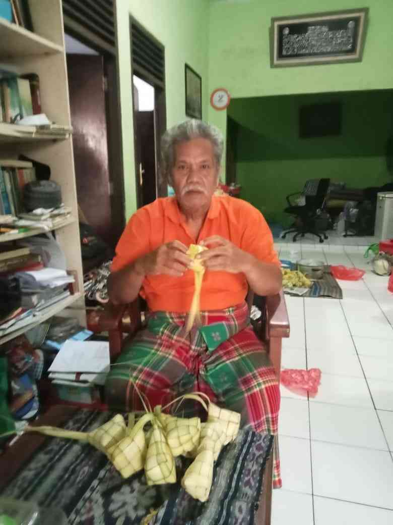 Sedang memperbaiki cangkang ketupat sumber gambar dokumen pribadi 