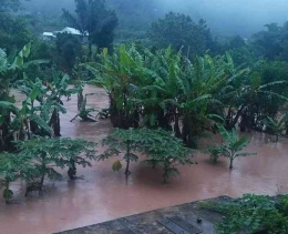 Banjir akibat luapan sungai Mata Allo di perbatasan Toraja-Enrekang. Sumber: Facebook Warga Pana
