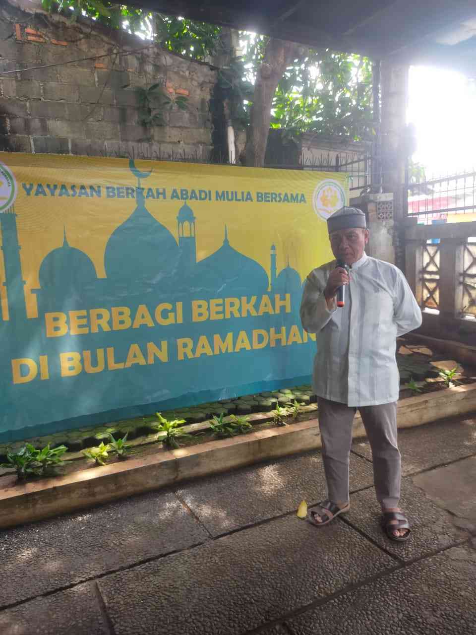 Ketua Rw 006 Gandul-Cinere Bapak Udin AR memberikan Sambutan/dok. pri