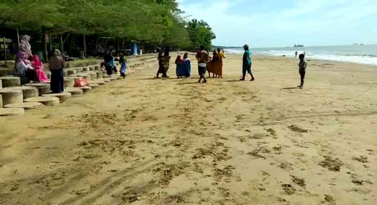 Melakukan Games dengan merayakan lebaran di pantai-Dokpri