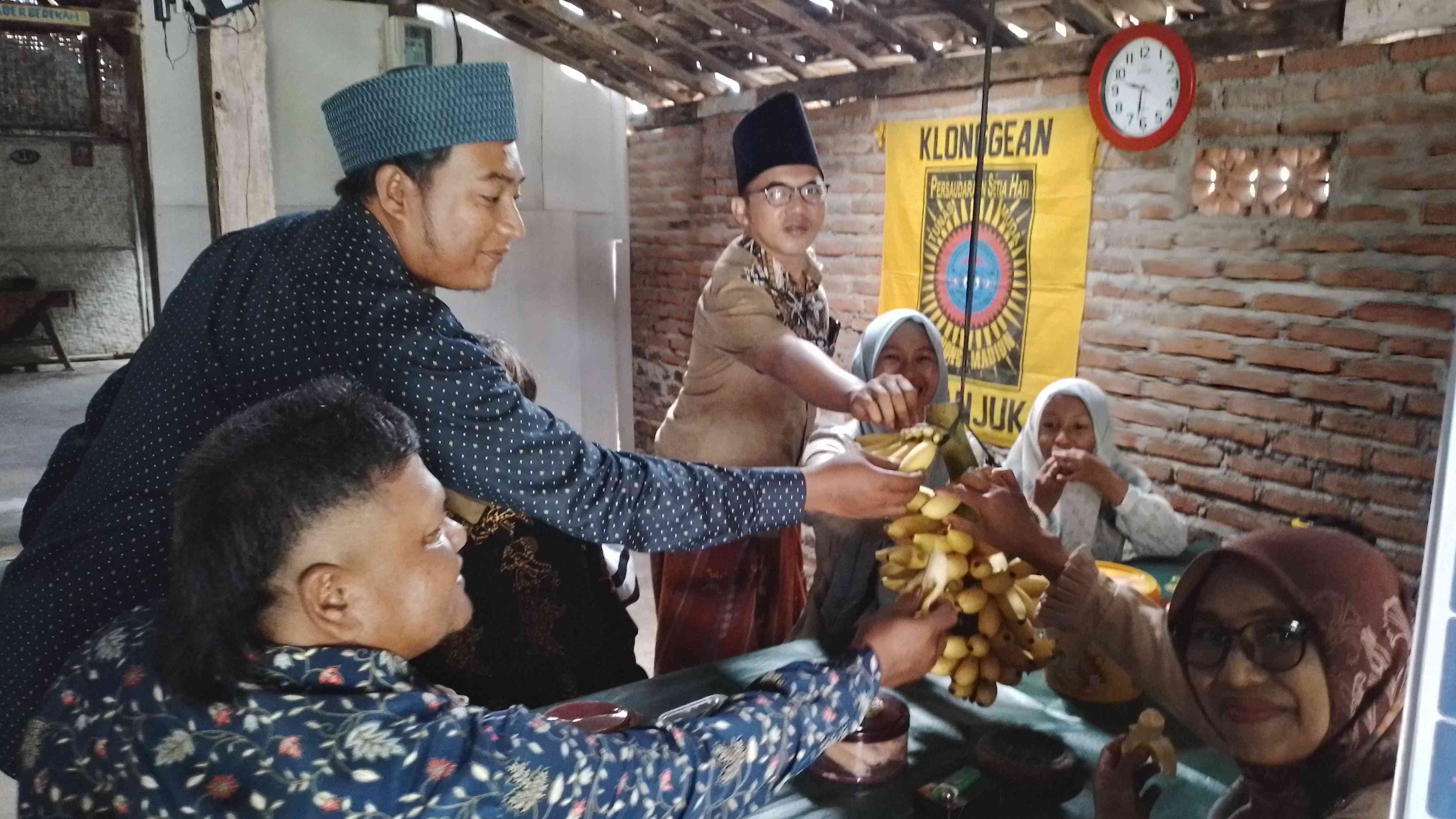 Warga sedang melakukan anjangsana. Foto (dok. imam)