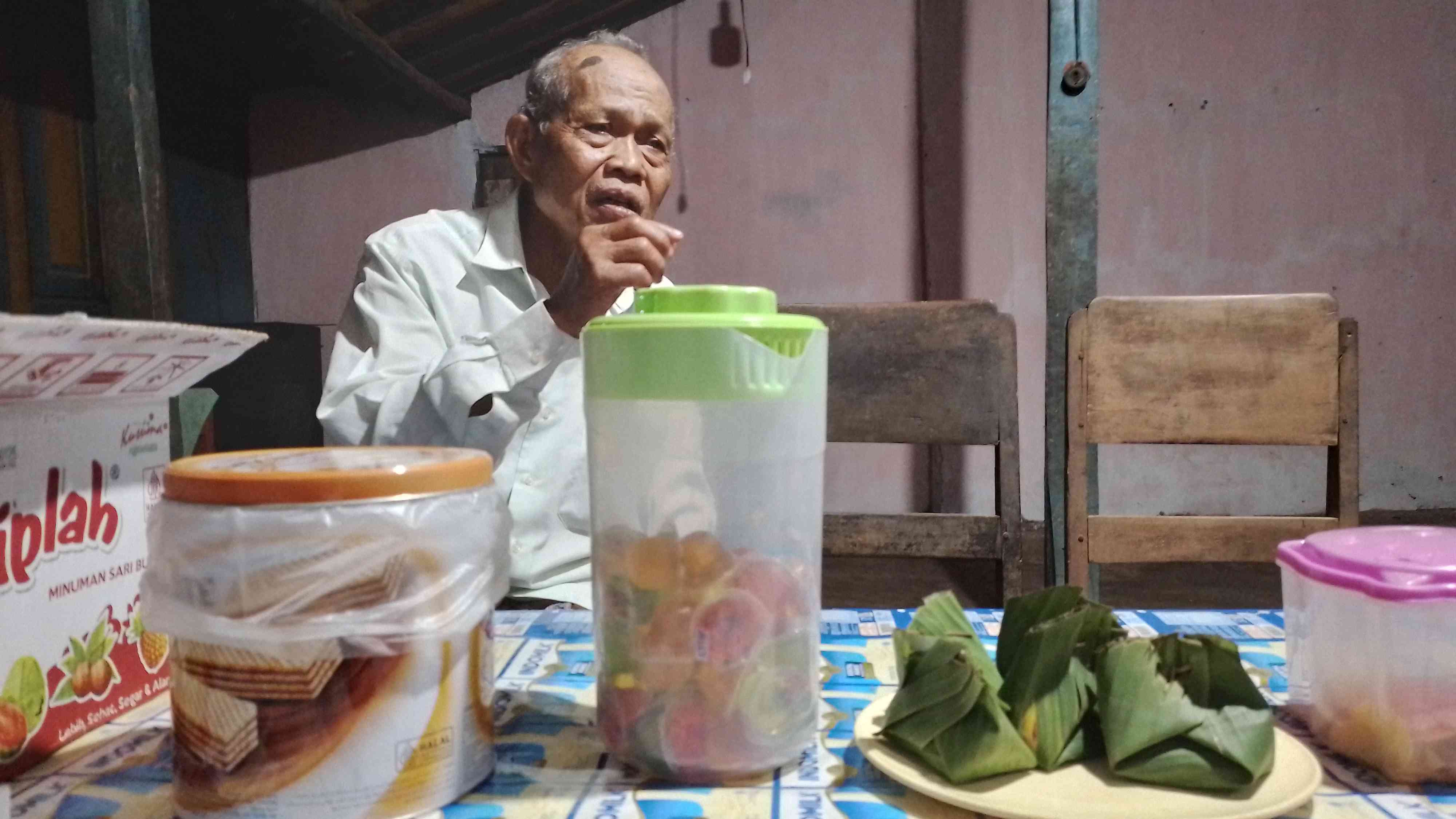 Seorang tokoh agama yang menyambut warga saat beranjangsana. Foto (dok. imam)