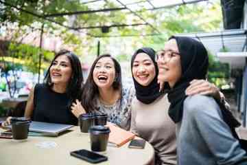 Ilsutrasi berlebaran bersama teman dan saudara sumber gambar parapuan