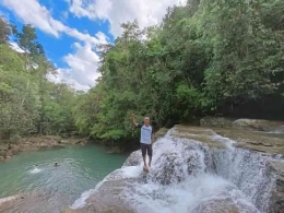 Potret Seorang wisatawan domestik yang berpose membelakangi kolam sungai air terjun Cunca Namo (dokumentasi pribadi)