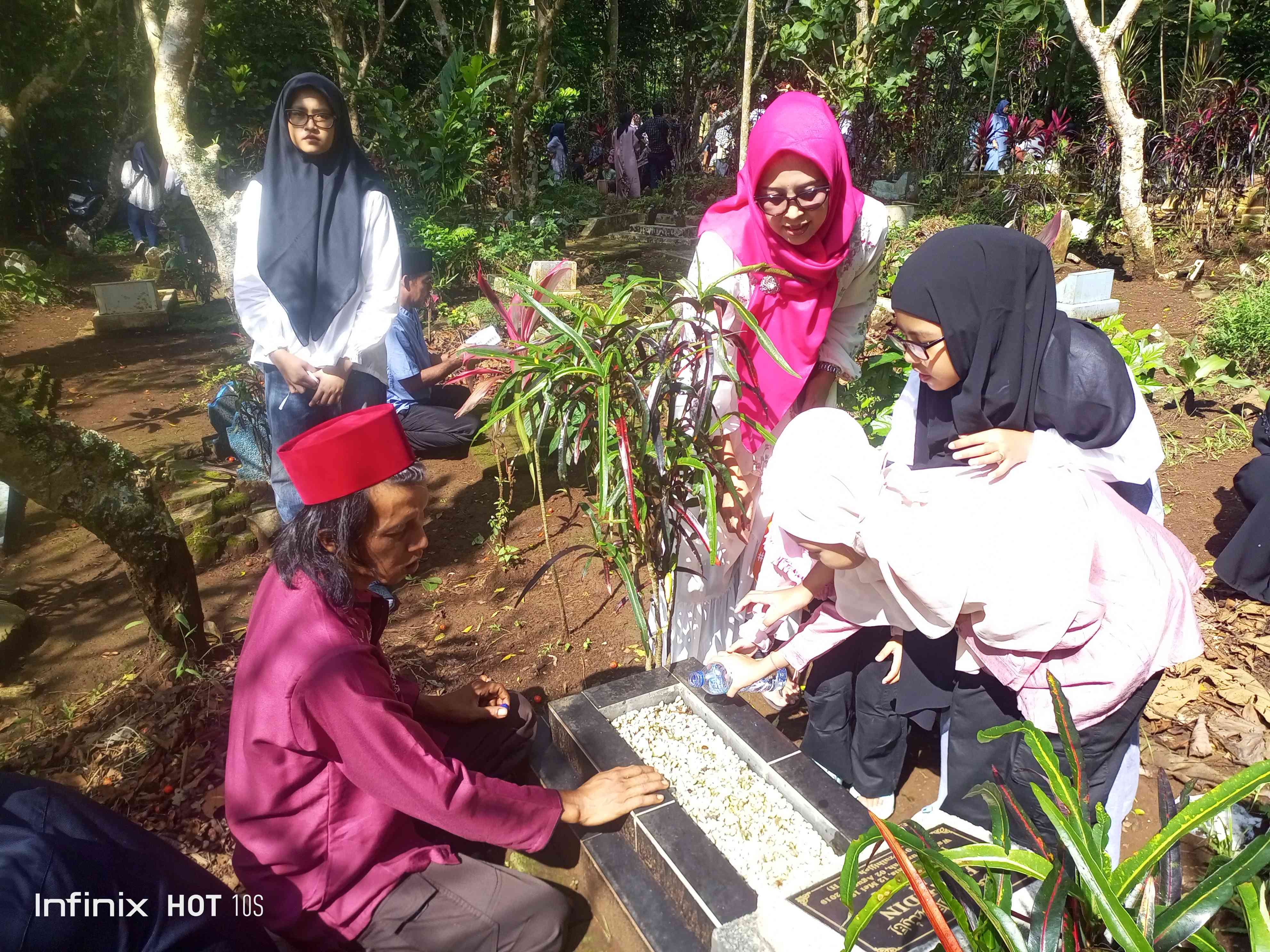 Tradisi ziarah ke makam di Sanghyang Rajadesa Ciamis, saat Hari Raya Idul Fitri (dok. pribadi)