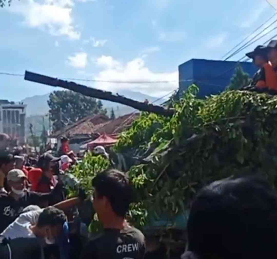 Lodong seperti meriam saat karnaval 17 Agustusan (Foto: Dok. Pribadi)