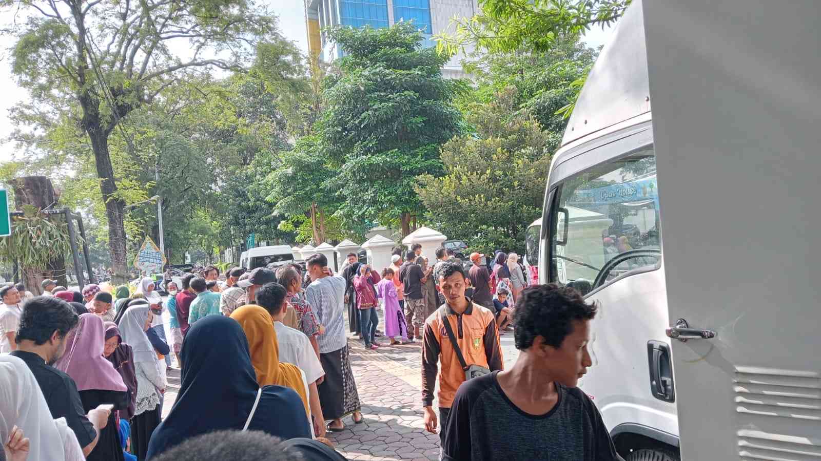 Warga yang antre sampai diluar pagar. (Foto: Dokumentasi Pribadi/Rania)