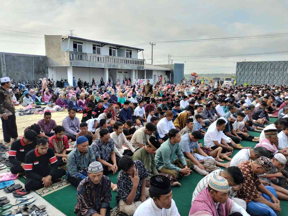 Warga LDII Juwiring laksanakan sholat idul fitri. Foto: Rizal