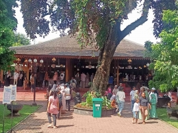 Pendopo Joglo tempat warga menikmati hidangan yang disediakan oleh panitia. (Foto: Dokumentasi Pribadi/Rania)