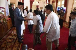 Presiden Jokowi bersalaman dengan warga saat Perayaan Idul Fitri (sumber: Kompas.com)