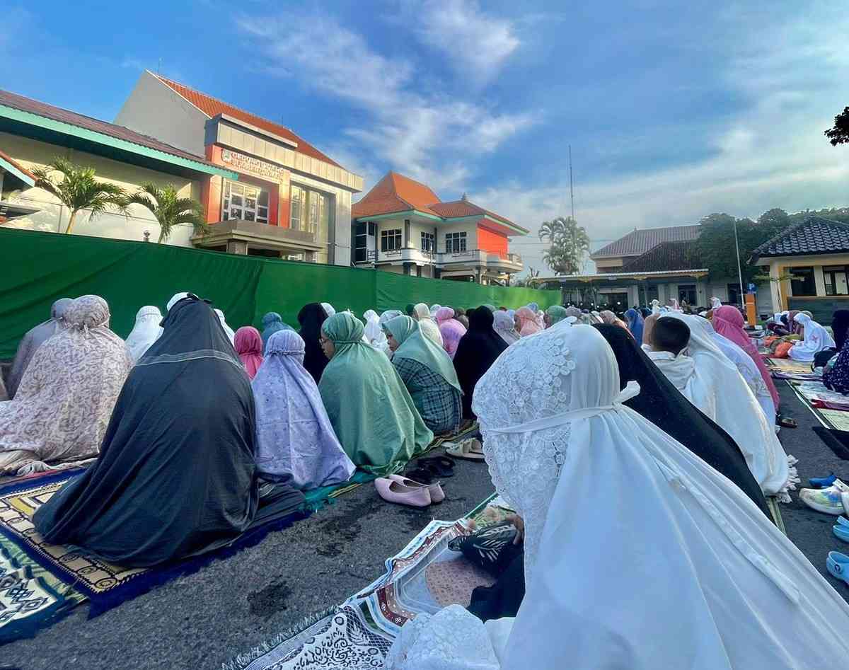 Ilustrasi pelaksanaan salat Idhul fitri di tanah lapang. Lokasi halaman Dinas PU Kab. Magetan. Sumber gambar dokumen pribadi