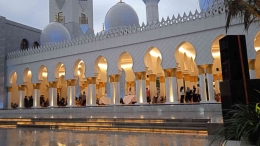 Kompasiana.com - Penari menampilkan tari sufi di Masjid Sheikh Zayed Solo, Senin (8/4/2024). (Dokumentasi Pribadi/Elsa Arta Prayogo)