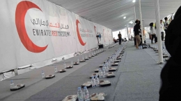 Kompasiana.com - Tenda iftar sebelum jamaah tiba di Masjid Raya Sheikh Zayed Solo, Senin (8/4/2024). (Dokumentasi Pribadi/Elsa Arta Prayogo)