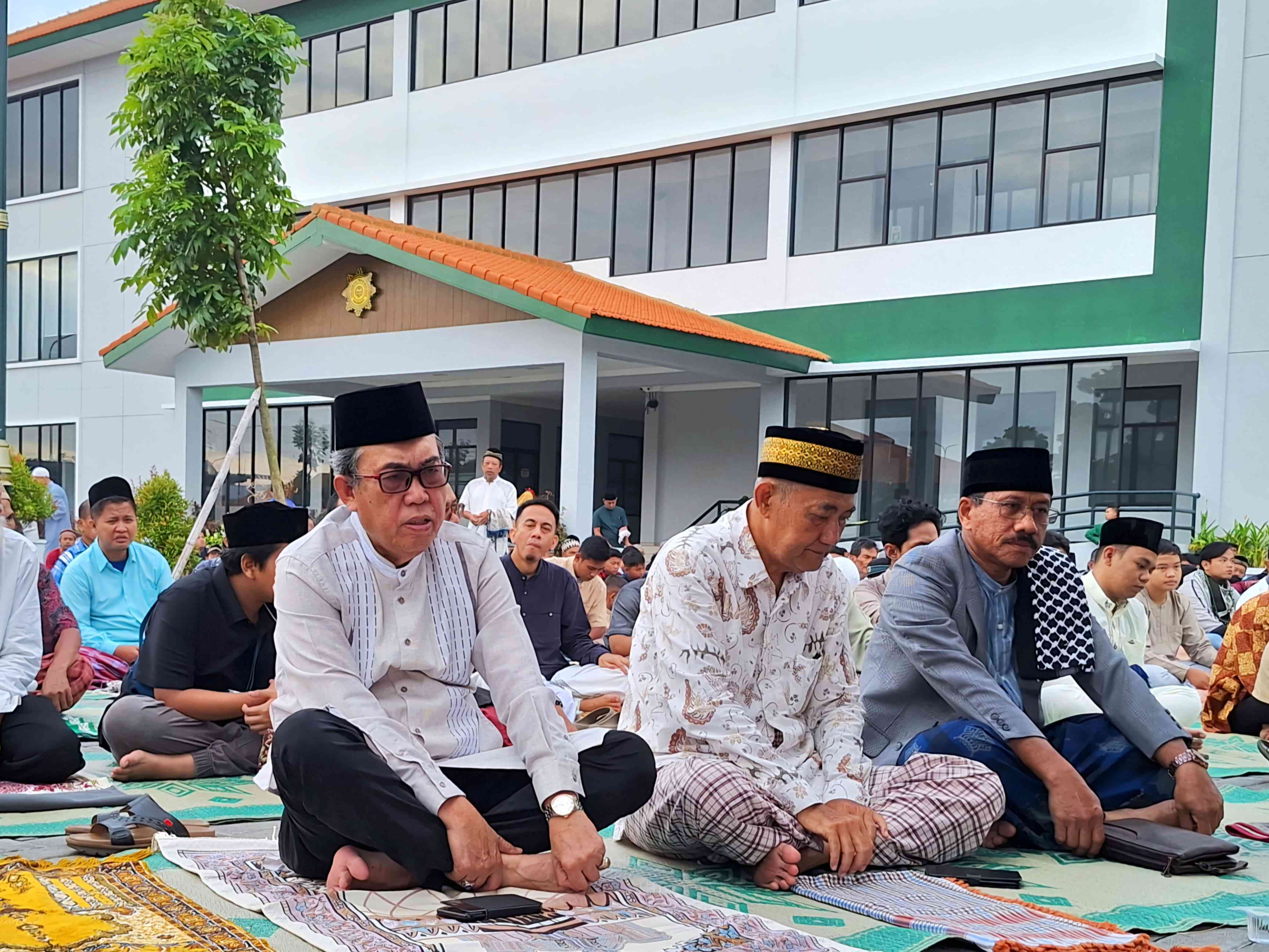 Prof. Djoko, Prof. Edy, dan Jamaah Muslim Lainnya sedang Mengikuti Sholat Ied di Kampus Terpadu UWM/dok. pri