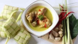 Ilustrasi Opor Ayam dan Ketupat (via shutterstock.com/Olipe_Oile)