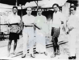 Gambar 6. Sutan Sjahrir bersama Hatta, Maskoen, Boeharnoeddin, Marwoto & Maskoen di Boven Digul (Perpustakaan Nasional Republik Indonesia)