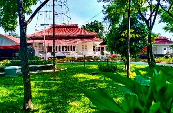 Kondisi terakhir (2023) rumah dinas Controleur Onderafdeling Samosir yang kini menjadi rumah dinas Bupati Samosir (Foto: kajianberita.com)