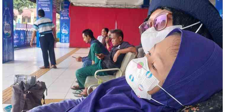 Seorang ibu dengan anaknya saat menunggu bus Budiman tujuan Tasik di Terminal Kp. Rambutan. (Kangmox)&nbsp;