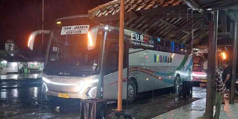 Bus Budiman Jurusan Jakarta - Tasik sedang Mengistirahatkan Penumpang di Limbangan, Garut. (Kangmox) 