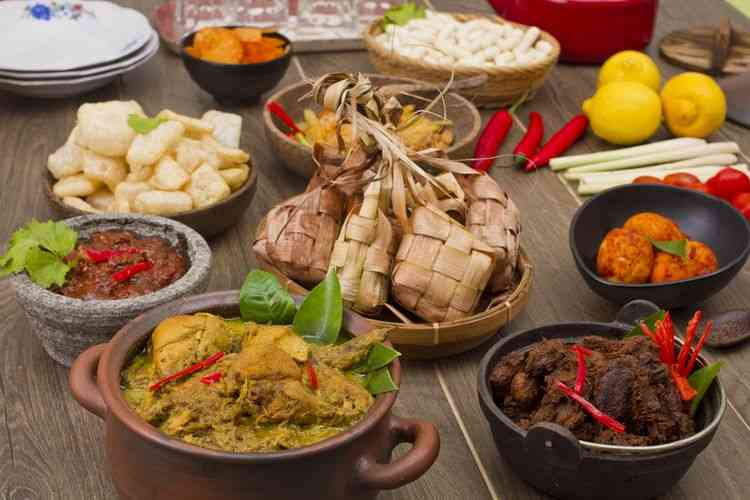 Ilustrasi hidangan lebaran, ketupat dan makanan pendampingnya. (SHUTTERSTOCK/ISMED_PHOTOGRAPHY_SS via Kompas.com)