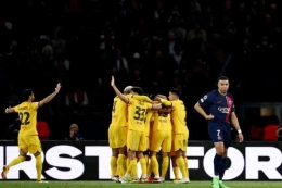 Barcelona merayakan gol ke gawang PSG. Barca menang 3-2 atas PSG (11/4/24). Foto: AFP/Anne-Christine Poujoulat via Kompas.com