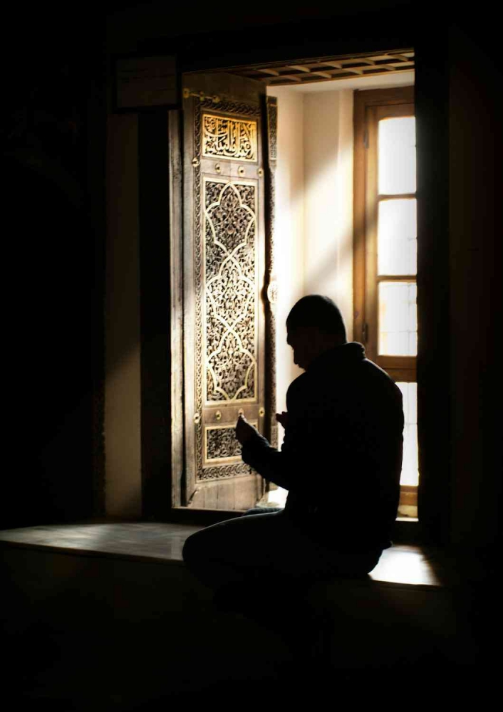 Ilustrasi seorang laki laki sedang berdoa (Foto: Onur Yumlu untuk Pexels)