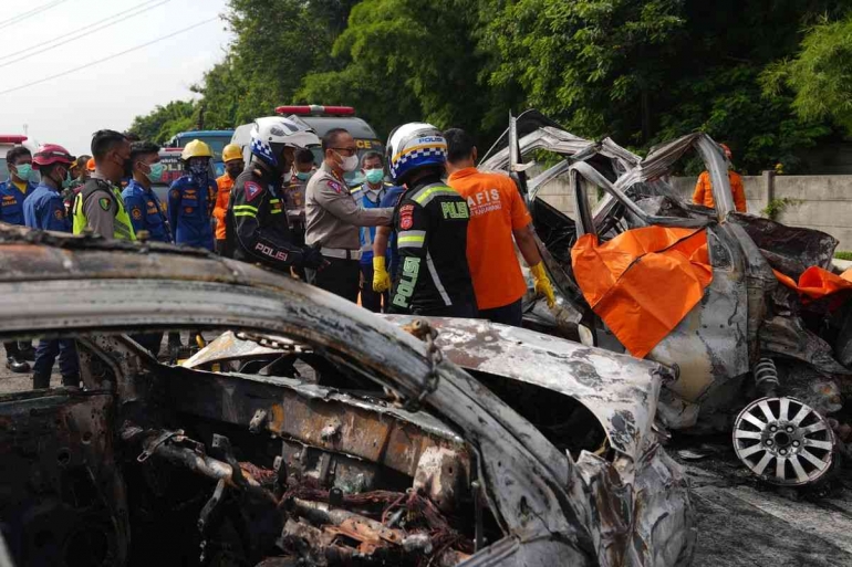 Mobil travel ilegal terlibat kecelakaan beruntun di KM 58 Tol Jakarta-Cikampek, Senin 8/4/2024. (Sumber foto: Kompas.com)